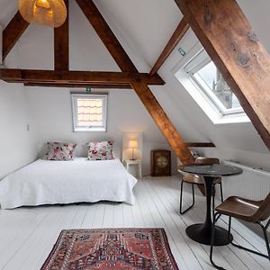 Suite met een Slaapkamer en een King Size Bed in de Zolder